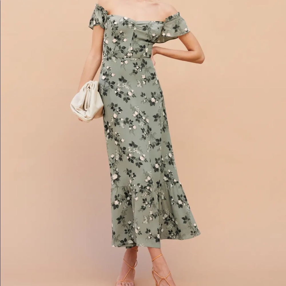 Beautiful Reformation dress, can be worn off the shoulder or as cap sleeves